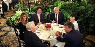 Le Premier ministre japonais Shinzo Abe et sa femme Akie dînent avec le président Donald Trump et sa femme Melania à Mar-a-Lago, le 10 février.