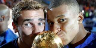 Antoine Griezmann et Kylian Mbappé célébrant leur victoire en coupe du Monde.