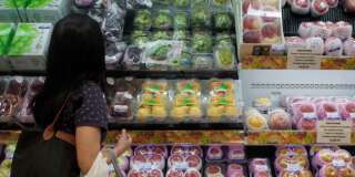 Une femme fait ses courses dans un supermarché japonais.