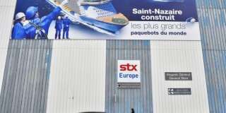 Devant un bâtiment de la société STX à Saint-Nazaire, le 6 décembre 2016.