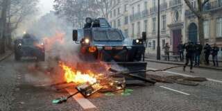 Les VBRG entrent en action sur les Champs-Élysées