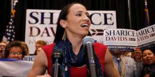 La démocrate Sharice Davids est une des premières Amérindiennes à remporter un siège au Congrès.