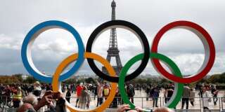 Les anneaux olympiques devant la Tour Eiffel.