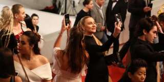 Des invités du Festival de Cannes bravant l'interdiction de prendre des selfies lors de la projection du film