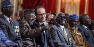 François Hollande au milieu de tirailleurs sénégalais à l'Elysée le 15 avril 2017.