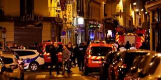La police et les pompiers sur place après les faits qui se sont déroulés rue Monsigny dans le 2e arrondissement de Paris ce 12 mai 2018.