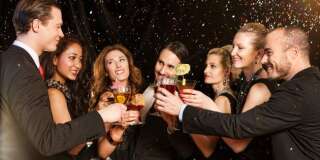 Réveillon du Nouvel An: Pourquoi ressentons-nous le devoir de boire de l'alcool le soir du 31 décembre?