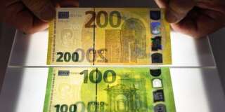 Les nouveaux billets de 100 et 200 euros présentés sur une planche lumineuse le 17 septembre 2018 à Francfort.