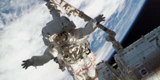 La récente étude émet l'hypothèse que plus un être humain passe du temps dans l'espace, plus son corps est vulnérable à certains virus (Photo : l'astronaute américain Richard Linnehan, lors d'une sortie en 2008).