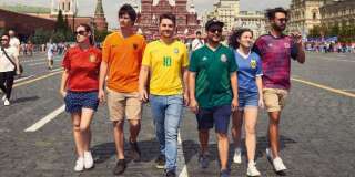 Ces militants LGBT vêtus de t-shirts de football manifestent très discrètement contre la politique du gouvernement russe, en recréant le drapeau arc-en-ciel.