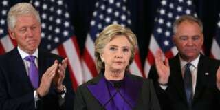Hillary Clinton, accompagnée de son mari Bill Clinton et du sénateur Tim Kaine, s'adresse à ses supporters et à son équipe de campagne après le résultat de l'élection présidentielle américaine, à New York, le 9 novembre 2016.