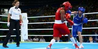 La boxeuse Sarah Ourahmoune affronte la colombienne Ingrid Valencia aux Jeux Olympiques de Rio, le 18 août 2016.