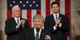 Donald Trump devant son vice-président Mike Pence et le président du parlement Paul Ryan, ce mardi 28 février.