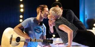 Katy Perry accorde à Benjamin Glaze son premier baiser dans l'émission d'American Idol diffusée le dimanche 11 mars sur ABC.