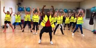 Franky Roy danse en compagnie de ses élèves habillés en gilet jaune, dans une vidéo publiée le 26 novembre 2018 sur Facebook.