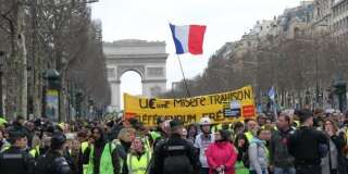 Des gilets jaunes manifestant lors de l'acte XVI à Paris le 2 mars 2019.