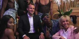 Le couple présidentiel a posé pour la photo avec les danseurs de la fête de la musique devant l'objectif de Pierre Olivier Costa, directeur de cabinet de Brigitte Macron.