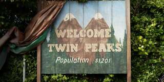 Le panneau d'entrée dans la ville de Twin Peaks.