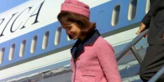 Jacqueline Kennedy descend de l'Air Force One à Dallas, le 22 novembre 1963.