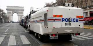 Des véhicules de polices stationnés sur les Champs-Élysées à Paris le 23 mars 2019.