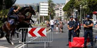 Des forces de l'ordre sur la Promenade des Anglais à Nice, trois jours après l'attentat du 14 juillet 2016