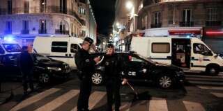 Des policiers sécurisant le périmètre après l'attaque au couteau dans le 2e arrondissement de Paris le 12 mai 2018.
