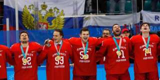 Les hockeyeurs russes ont chanté leur hymne national interdit en recevant leur médaille d'or aux JO