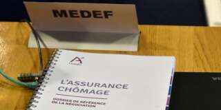 Un dossier concernant l'assurance chômage, lors d'une réunion de négociation entre syndicats de patrons et d'employés, au MEDEF le 22 février 2016.