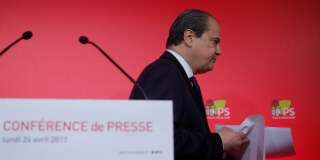 L'ancien Premier secrétaire du Parti Socialiste Jean-Christophe Cambadélis quitte une conférence de presse lors d'une réunion du parti rue de Solferino, le 24 Avril 2017, au lendemain du 1er tour de l'élection présidentielle.