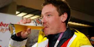 L'allemand Felix Loch buvant une bière après sa victoire en simple hommes à la luge lors des Jeux olympiques d'hiver de Sotchi en 2014.