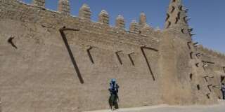 A UN peacekeeper walks next to the Djingareyber mosque on February 4, 2016 in Timbuktu.  Mali's fabled city of Timbuktu on February 4 celebrated the recovery of its historic mausoleums, destroyed during an Islamist takeover of northern Mali in 2012 and rebuilt thanks to UN cultural agency UNESCO. TO GO WITH AFP STORY BY SEBASTIEN RIEUSSEC / AFP / SÃBASTIEN RIEUSSEC        (Photo credit should read SEBASTIEN RIEUSSEC/AFP/Getty Images)