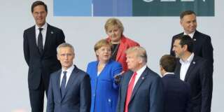 Donald Trump avec Angela Merkel, Emmanuel Macron et le chef de l'Otan lors du sommet du 12 juillet 2018.