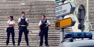Des policiers sécurisent les alentours de la gare Saint-Charles à Marseille, le 1er octobre.