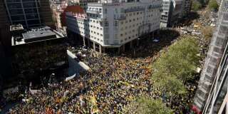 À Barcelone, plus de 300.000 personnes manifestent contre la détention d'indépendantistes