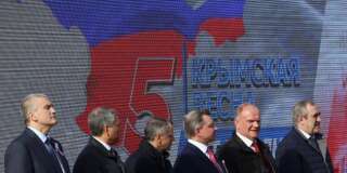 Des officiels russes célèbrent les 5 ans de l'annexion de la Crimée par la Russie, à Simferopol en Crimée, le 15 mars 2019.