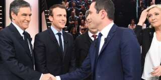 François Fillon et Benoît Hamon se serrent la main sur le plateau télévisé du Grand Débat présidentiel, entourés d'Emmanuel Macron, de Jean-Luc Mélenchon et de Marine Le Pen.