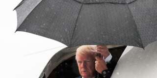 Donald Trump sortant de son Air Force One sous la pluie à Dallas en mai 2018 (photo d'illustration)