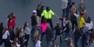 Ce policier qui danse avec des enfants incarne parfaitement l'esprit du concert