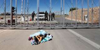 (Photo: des chaussures et des jouets laissés devant les portes d'un centre de détention à Tornillo, au Texas, où se trouvent des enfants migrants séparés de leurs parents, jeudi 21 juin 2018)