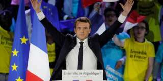 Emmanuel Macron bat Marine Le Pen et devient le 8e président de la Ve République.