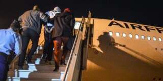Le jihadiste Peter Cherif monte dans l'avion qui l'amène en France depuis Djibouti, le 22 décembre.