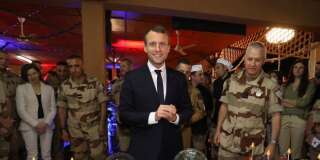 Le président Emmanuel Macron avec des troupes françaises.