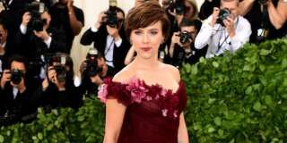Scarlett Johansson répond à ceux qui l'accusent de soutenir Harvey Weinstein avec cette robe