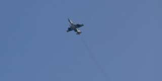 En Syrie, un groupe armé capture et tue un pilote russe après avoir abattu son avion.