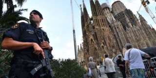 Un policier devant la Sagrada Familia de Barcelone, le 20 août.