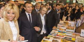 Le Président Emmanuel Macron, entouré de son épouse Brigitte à gauche et de la ministre de la culture Françoise Nyssen à droite, assiste à l'ouverture du Salon du Livre de Paris, le 16 mars 2018.