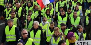 Des gilets jaunes manifestant à Rochefort (Charente-Maritime) le 24 novembre 2018.