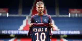 Neymar présenté aux supporters mais ne jouera pas face à Amiens à cause d'un retard administratif.