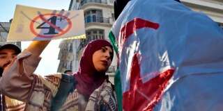Des étudiants manifestant à Alger mardi 12 mars après l'annonce du retrait d'Abdelaziz Bouteflika, dénoncé comme