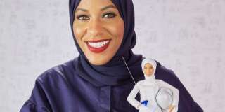 Mattel présente sa première Barbie voilée en l'honneur de l'escrimeuse Ibtihaj Muhammad
